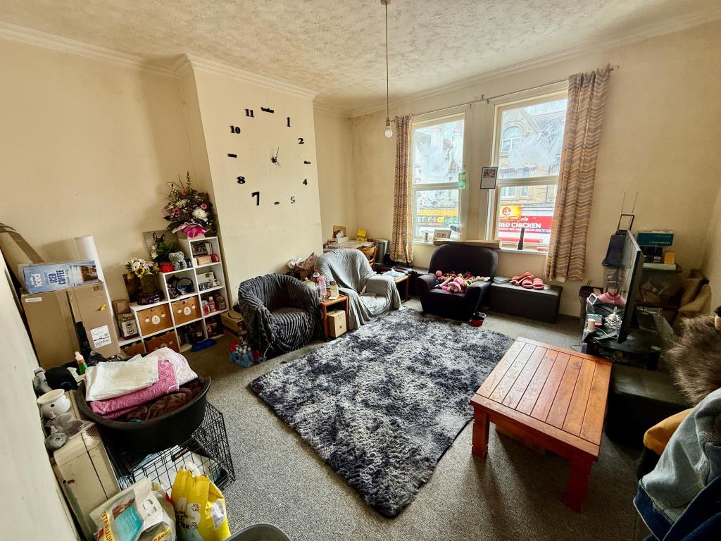 Lot: 18 - MIXED USE PROPERTY WITH PLANNING FOR ADDITIONAL MAISONETTE TO REAR - Living room